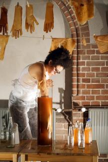 Alanna Lynch, Gut Feelings, 2016. Performance as part of the exhibition Fraud, Fake and Fame – Goldrausch 2016, St. Johannes-Evangelist, Berlin, Germany. (photo: Matthias Reichelt)